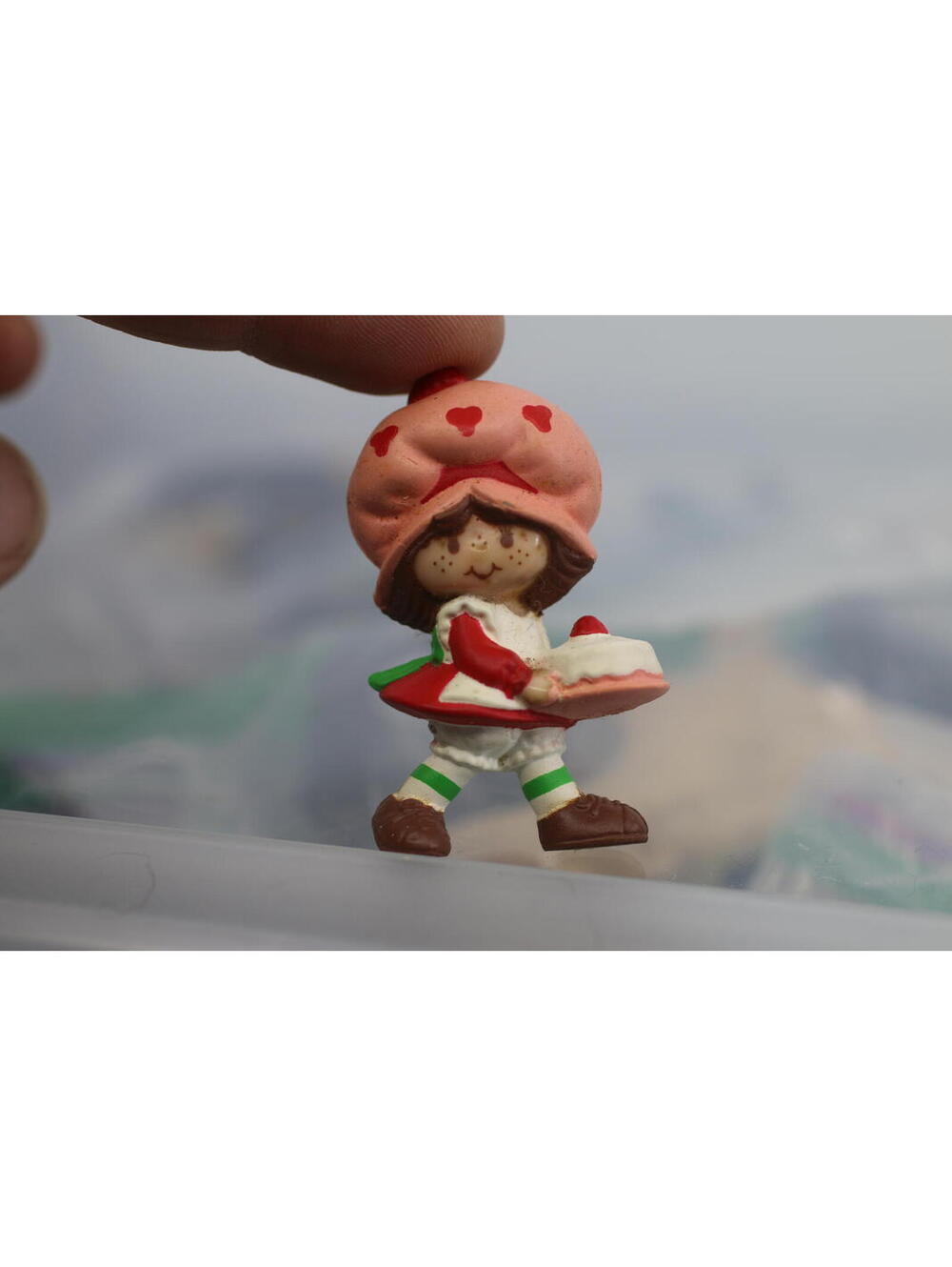 Strawberry Shortcake Miniature With a Birthday Cake figure pvc minifig